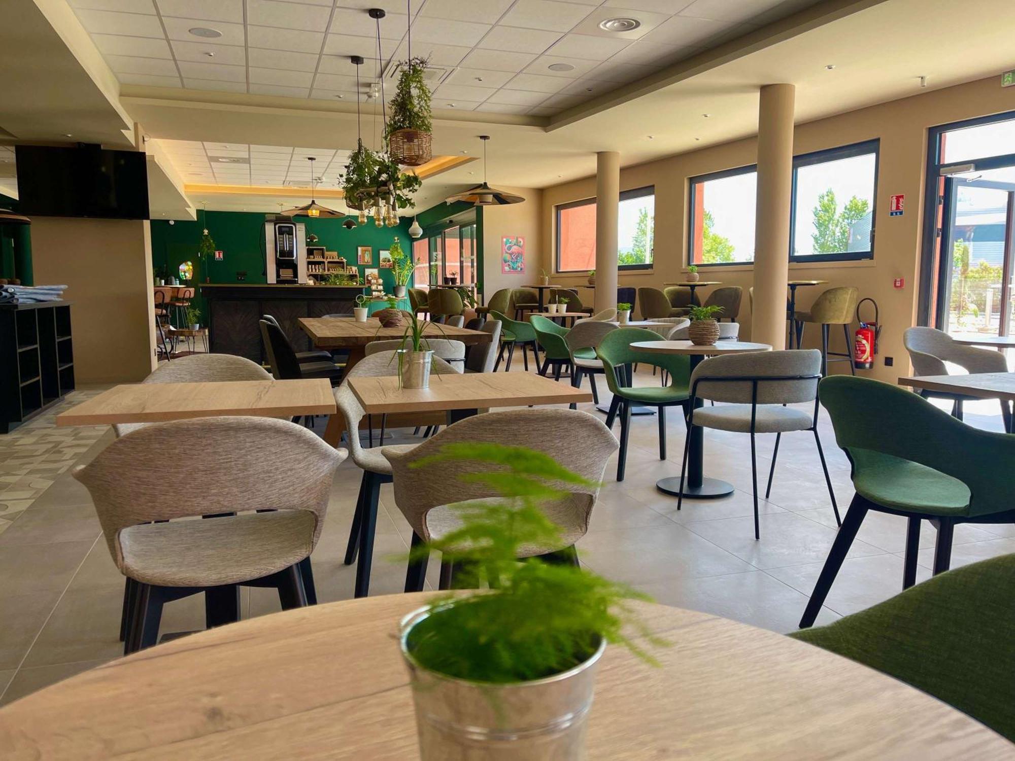 Aparthotel Adagio Access Porte De Camargue Сен-Мартен-де-Кро Екстер'єр фото
